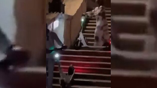 Turistka shodila koloběžku ze římských Španělských schodů