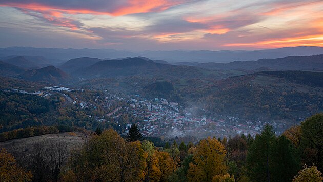 Kremnice je obklopen romantickmi kopci.