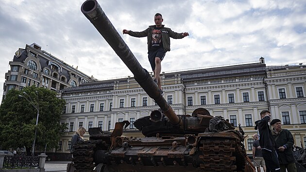 Mu zkou pejt hlave znienho ruskho tanku v centru Kyjeva. (27. kvtna 2022)