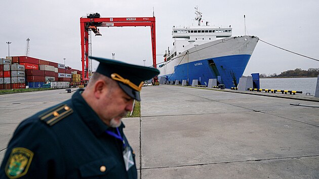 Rusk celnk v obchodnm pstavu v Kaliningradsk oblasti u Baltskho moe (28. jna 2021)