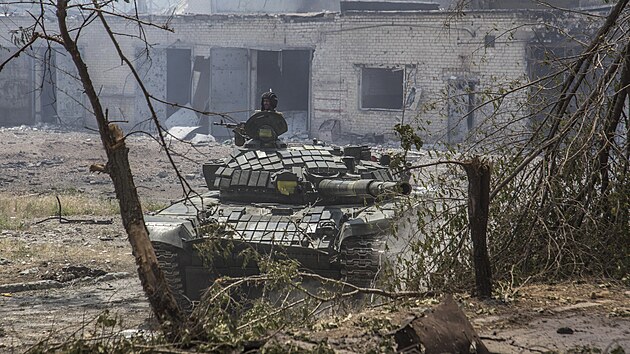 Ukrajinsk tank na pozici bhem tkch boj na frontov linii v Severodoncku. (8. ervna 2022)