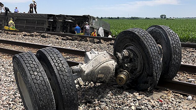 Nejmn ti lid zemeli pi pondlnm vykolejen vlaku spolenosti Amtrak v americkm stt Missouri. (27. ervna 2022)