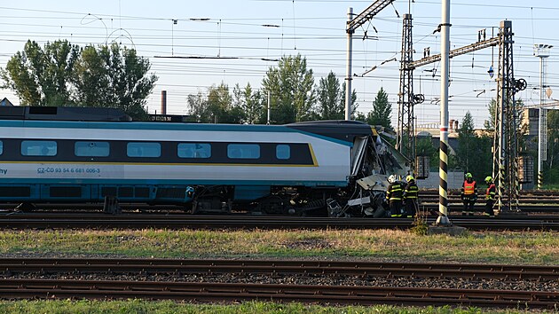 Ve stanici Bohumn na Karvinsku se srazilo pendolino odjdjc do Prahy s posunovac lokomotivou. Strojvedouc na mst zemel, dalch pt lid vetn ty zamstnanc D Cargo se zranilo. (27. ervna 2022)