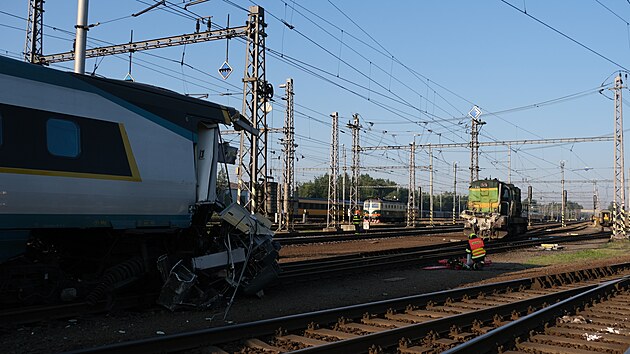 Ve stanici Bohumín na Karvinsku se srazilo pendolino odjíždějící do Prahy s posunovací lokomotivou. Strojvedoucí na místě zemřel, dalších pět lidí včetně čtyř zaměstnanců ČD Cargo se zranilo. (27. 6. 2022)
