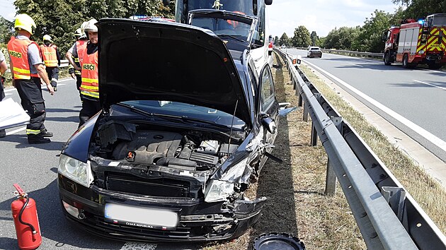 Autobus a osobní auto se srazily na čtyřproudové silnici I/35 u Mohelnice na Šumpersku. (28. 6. 2022)