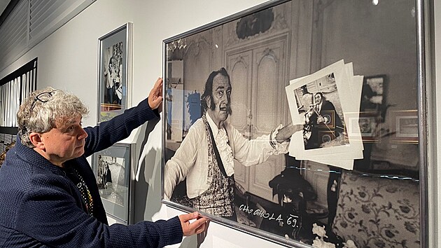 Galerie Desítka na střeše Obchodního domu Zlín hostí výstavu Salvadora Dalího. Na snímku galerista Pavel Chmelík (červen 2022)