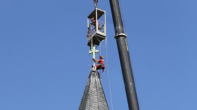 Horolezci z odborné firmy pracovali ve výšce 42 metrů.