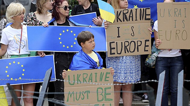 Demonstranti podporuj vstup Ukrajiny do EU bhem summit EU v Bruselu. (23. ervna 2022)
