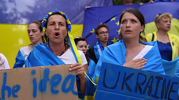 Demonstranti podporuj vstup Ukrajiny do EU bhem summit EU v Bruselu. (23. ervna 2022)