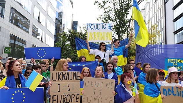 Demonstranti podporuj vstup Ukrajiny do EU bhem summit EU v Bruselu. (23. ervna 2022)