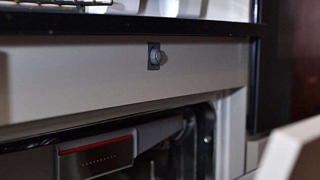 My�ku lze otev��t pomoc� elektrick�ho otev�r�n� dv��ek od firmy Hettich.