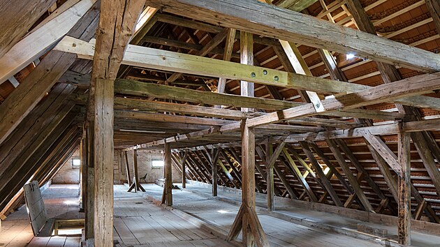 V souvislosti s opravou střechy byly také opraveny jednotlivé prvky krovu vyřezáním a doplněním částí střešní vazby.
