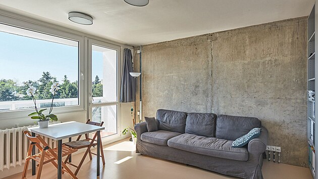 Jedna stěna obytného prostoru zůstala „holá“, a tak se v prostoru objevuje prvek betonu.