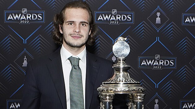 Igor esorkin s Vezina Trophy pro nejlepho branke NHL.