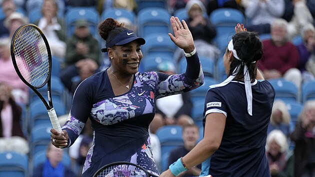 Serena Williamsov a Ons Dabrov se raduj z poveden akce.