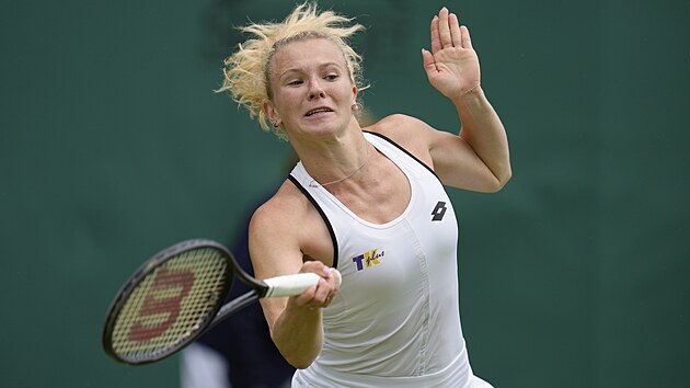 Kateřina Siniaková v duelu 1. kola Wimbledonu s Polkou  Majou Chwaliňskou.