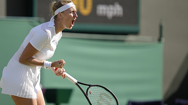 Petra Kvitová se povzbuzuje v duelu 1. kola Wimbledonu.