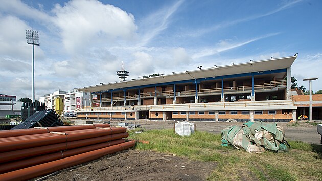 Stavba fotbalovho stadionu se nakonec o destky milion korun nav.