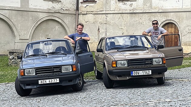 Účastníci výpravy vedoucí ze Šternberka na Olomoucku do Helsinek a zpět si na cestu vybrali auta z 80. let minulého století, Škodu Rapid 135 a Škodu 120.