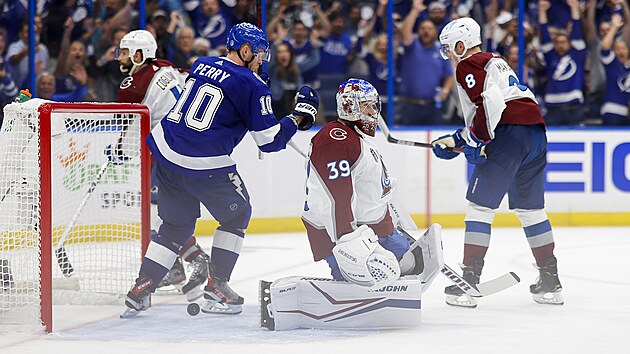 Pavel Francouz (39) z Colorado Avalanche inkasoval v zpase s Tampa Bay Lightning, raduje se Corey Perry (10).