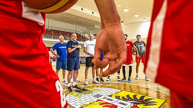 Momentka z trninku eskch basketbalist. Vlevo vedouc tmu Vratislav stek.