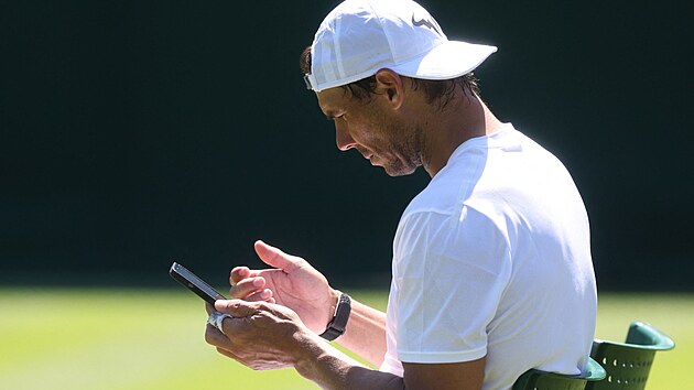 Rafael Nadal bhem trninku ve Wimbledonu