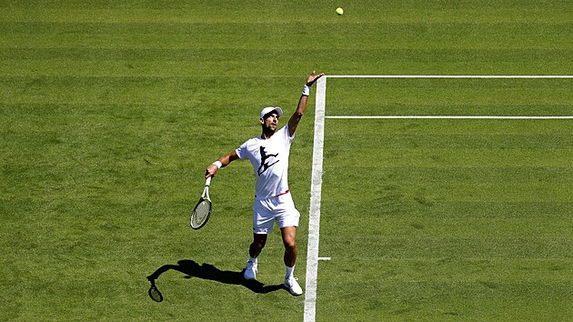 Novak Djokovi bhem trninku ve Wimbledonu