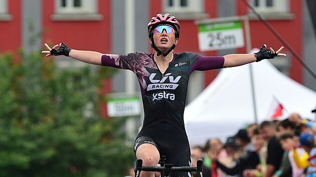 Çek Büyükelçisi Tereza Neumanov Pogaarov'da etrafına bakıyor