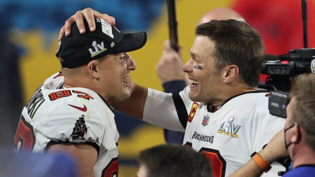 Rob Gronkowski (vlevo) a Tom Brady z Tampa Bay Buccaneers slav vtzstv v Superbowlu.