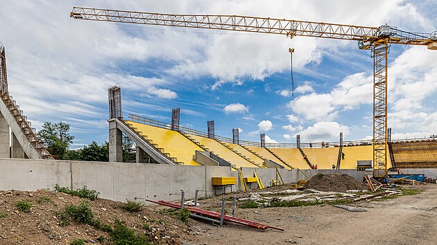 Nová fotbalová aréna v Hradci Králové dostává obrysy. Pilíře dávají tušit budoucí výšku.