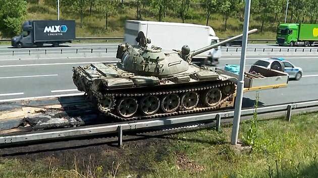 Na Pražském okruhu vzplál návěs s naloženým tankem