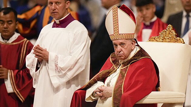 Papež František přijíždí na mši během Slavnosti svatého Petra a Pavla do Baziliky sv. Petra ve Vatikánu. Středa, 29. června 2022.