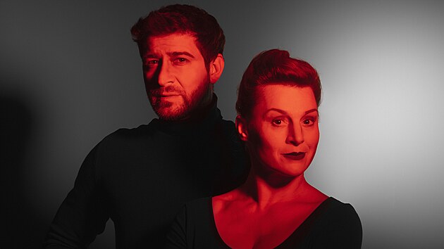Marek Němec a Lenka Krobotová v tradičním červeném nasvícení typickém pro Letní shakespearovské slavnosti