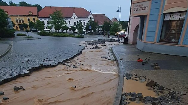 Proud vody vytrhal v Týně nad Vltavou dlažební kostky ze silnice i přímo na náměstí. (29. června 2022)