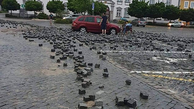 Proud vody vytrhal v Týně nad Vltavou dlažební kostky ze silnice i přímo na náměstí. (29. června 2022)
