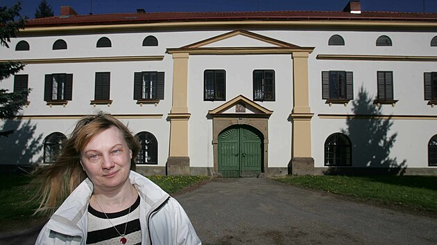 Soňa Klímová, rozená Janečková, spravuje zámek v Kvasinách. Rodina jej dostala zpět v restituci ve špatném stavu. (24. 4. 2007)