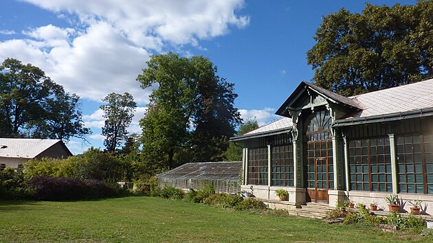 Klasicistní zámek v Kvasinách obklopuje anglický park, daří se v něm vzácným živočichům.