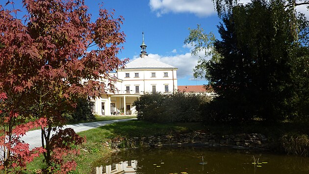 Klasicistní zámek v Kvasinách obklopuje anglický park, daří se v něm vzácným živočichům.