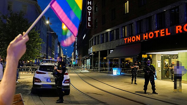 Dva lidé zemřeli a 14 dalších osob utrpělo zranění při střelbě v nočním klubu v Oslu a jeho okolí, uvedla podle agentury Reuters norská policie.