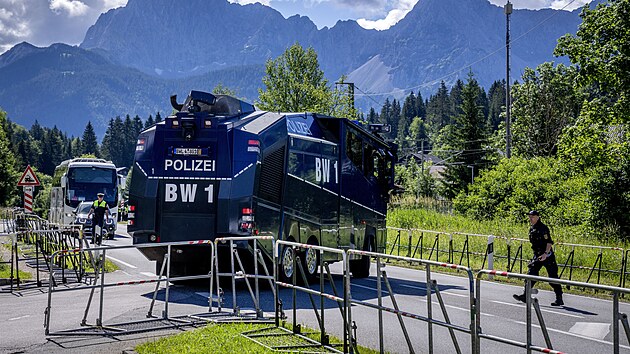 Nmeck policejn vodn dla pijd na erpac stanici v Klaisu u Mittenwaldu, aby si natankovala benzn. (sobota 25. ervna 2022)