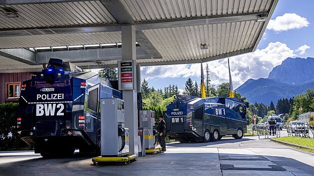 Německá policejní vodní děla přijíždí na čerpací stanici v Klaisu u Mittenwaldu, aby si natankovala benzín. (sobota 25. června 2022)