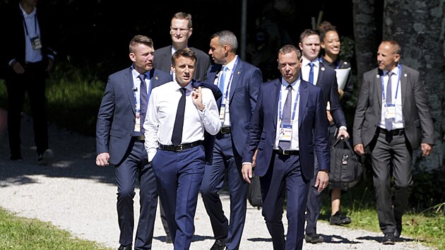 Francouzsk prezident Emmanuel Macron se prochz se svou delegac ped oficilnm uvtacm ceremonilem summitu G7 na zmku Elmau v Kruenu u nmeckho Garmisch-Partenkirchenu v nedli. (26. ervna 2022)