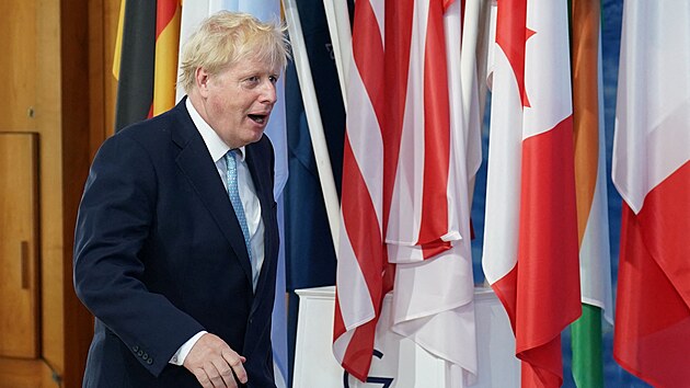 Britsk premir Boris Johnson pichz na televizn interview bhem summitu G7. (25. ervna 2022)