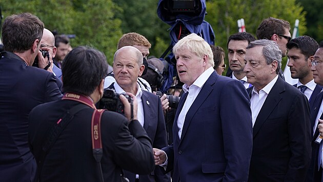 Britsk premir Boris Johnson (uprosted) po boku nmeckho kancle Olafa Scholze (vlevo) a italskho premira Maria Draghiho (vpravo).