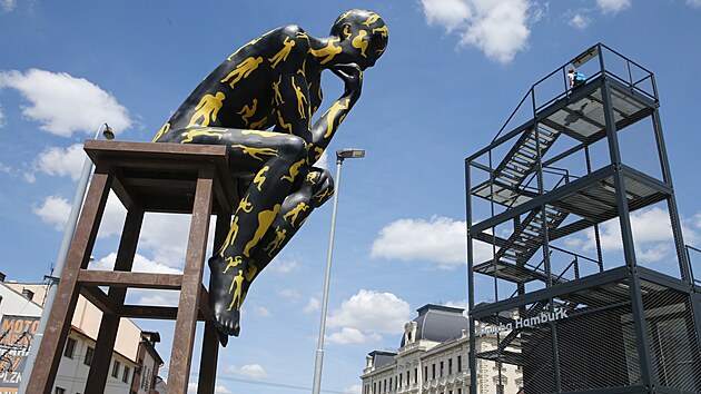 P�timetrov� socha Myslitele vyst��dala velkou dortovou v� p�ed Palubou Hamburk u plze�sk�ho hlavn�ho n�dra��. (17. 6. 2022)
