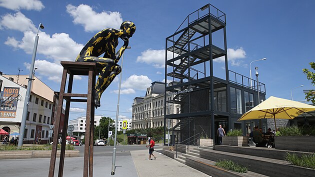 Ptimetrov socha Myslitele vystdala velkou dortovou v ped Palubou Hamburk u plzeskho hlavnho ndra. (17. 6. 2022)