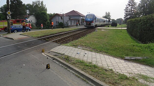 Železniční nehoda v Tlučné na Plzeňsku. Řidič vjel na přejezd v době, kdy svítila červená výstražná světla. Po kolizi z místa ujel.