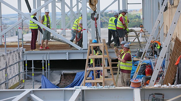 Oblek, nstavba pro oddlen hemato-onkologie, roste na budov B plzesk fakultn nemocnice na Lochotn. Stavba s ocelovou konstrukc vznik podle nvrhu architektky Evy Jiin. (23. 6. 2022)