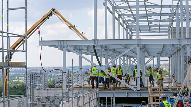 Oblek, nstavba pro oddlen hemato-onkologie, roste na budov B plzesk fakultn nemocnice na Lochotn. Stavba s ocelovou konstrukc vznik podle nvrhu architektky Evy Jiin. (23. 6. 2022)