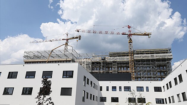 Obláček, nástavba pro oddělení hemato-onkologie, roste na budově B plzeňské fakultní nemocnice na Lochotíně. Stavba s ocelovou konstrukcí vzniká podle návrhu architektky Evy Jiřičné. (23. 6. 2022)